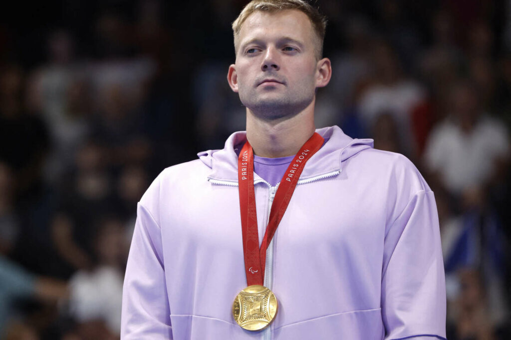 Jeux paralympiques 2024 : Ihar Boki, le nageur biélorusse qui enchaîne les podiums sans son hymne