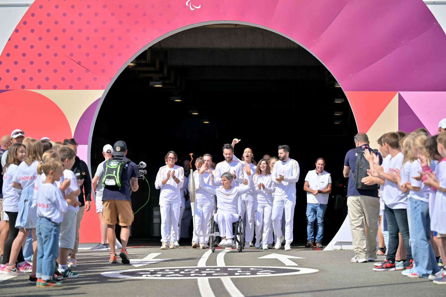 Jeux paralympiques : « Valides ou handicapés, la flamme, c’est la flamme », de Calais à Lourdes, la torche lance son périple français