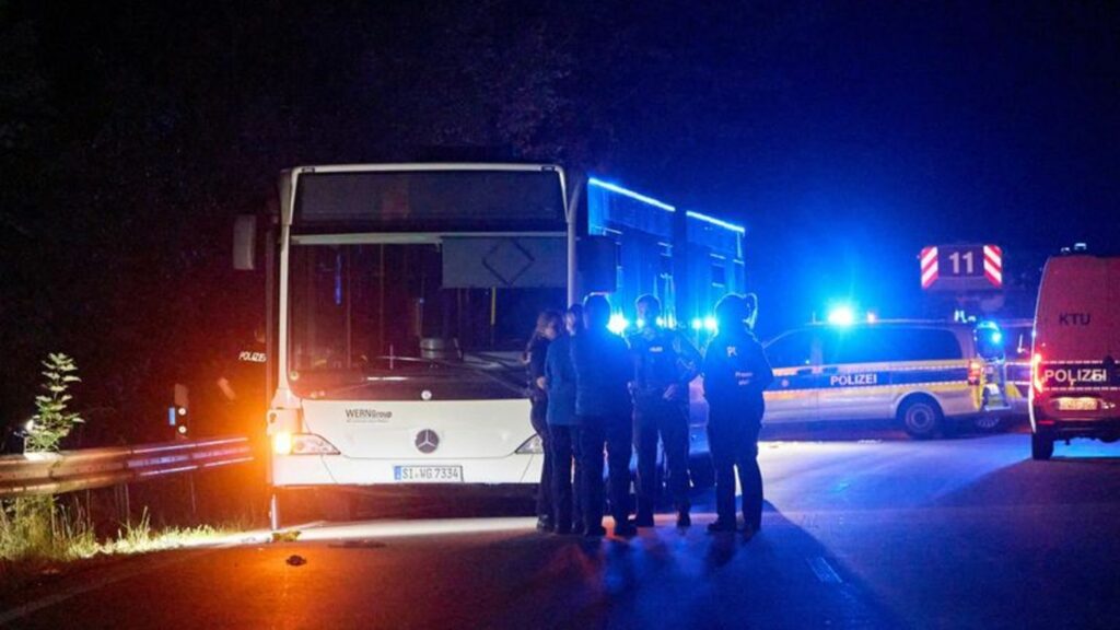 Einsatz in Siegen: Eine Frau verletzt Menschen in einem Bus. Foto: Sascha Ditscher/dpa