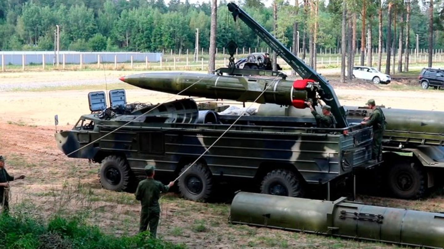 Das Militär in Belarus verstärkt Truppen an der Grenze zur Ukraine. (Archivbild) Foto: Uncredited/AP/Belarusian Defense Ministry