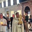 La Hermandad Matriz del Rocío de Almonte celebra el rosario en Roma sin su simpecado por un error en el traslado