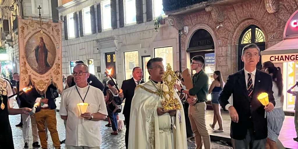 La Hermandad Matriz del Rocío de Almonte celebra el rosario en Roma sin su simpecado por un error en el traslado