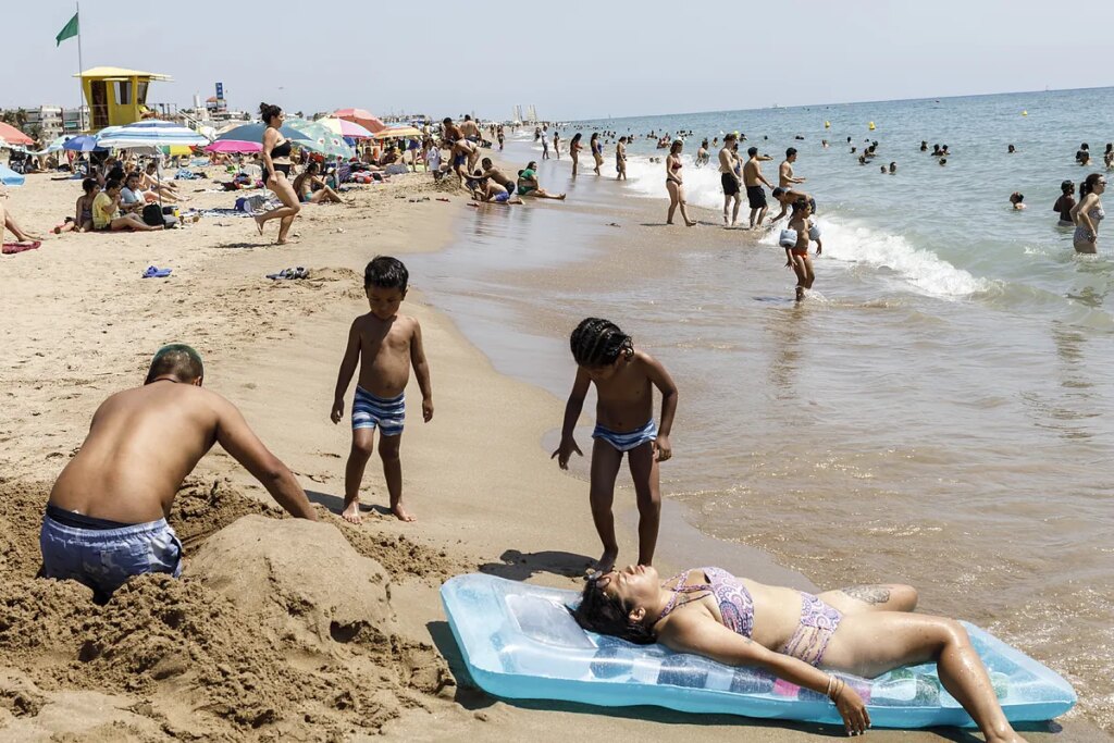 La playa del PSC donde gobierna el PP: "Es un teatrillo de Puigdemont y del gobierno"