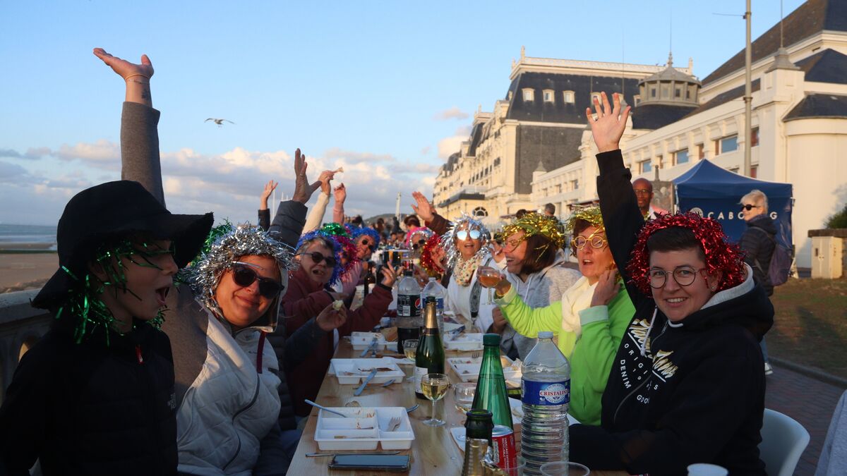 « La plus grande table d’Europe, 2,8 km ! » : la convivialité plus forte que le vent au Dîner de la digue de Cabourg