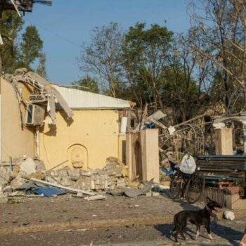 Das zerstörte Hotel, in dem auch westliche Journalisten untergebracht waren. Foto: Evgeniy Maloletka/AP/dpa