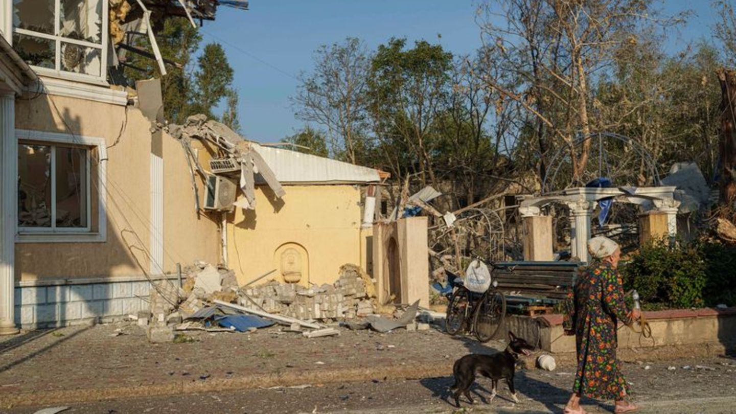 Das zerstörte Hotel, in dem auch westliche Journalisten untergebracht waren. Foto: Evgeniy Maloletka/AP/dpa