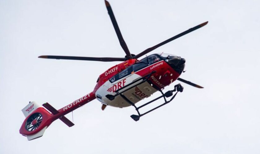 Ein Rettungshubschrauber flog den schwer verletzten Motorradfahrer in eine Klinik. (Symbolbild) Foto: Stefan Sauer/dpa