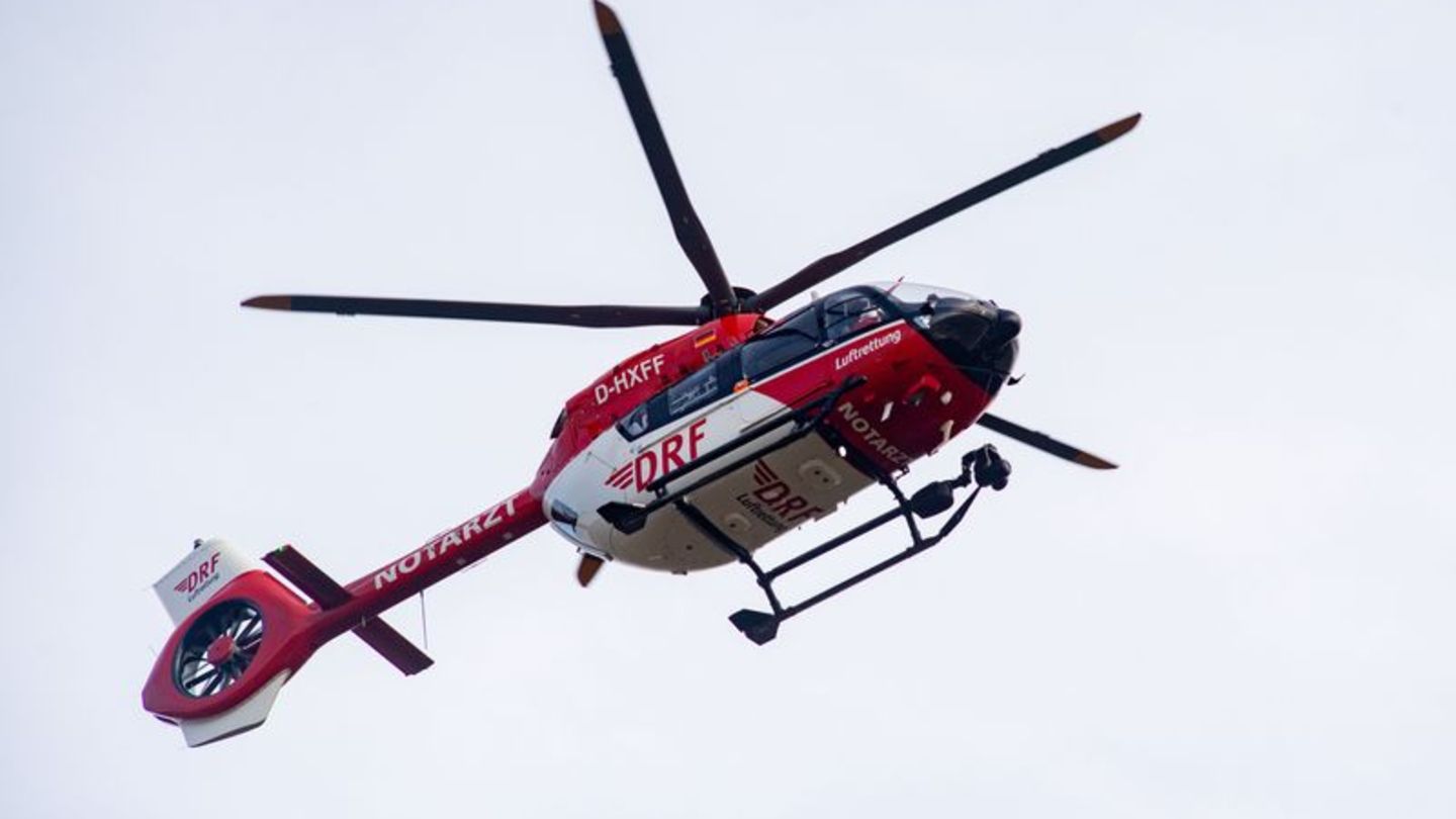 Ein Rettungshubschrauber flog den schwer verletzten Motorradfahrer in eine Klinik. (Symbolbild) Foto: Stefan Sauer/dpa