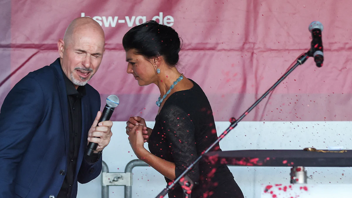 Landtagswahlen in Sachsen und Thüringen: Wagenknecht mit roter Farbe bespritzt