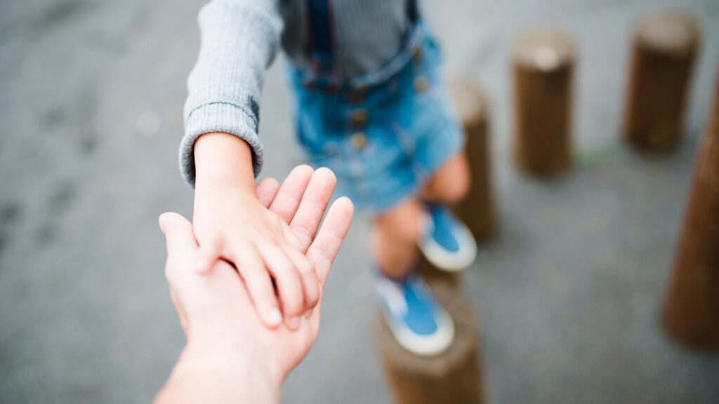 "Le parent parfait n'existe pas" : Êtes-vous un "parent hélicoptère" ?