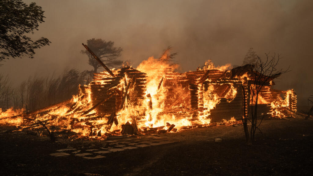 Les incendies de forêt se multiplient en Grèce, la ville de Marathon évacuée