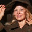 Schauspielerin Pamela Anderson zeigte sich 2023 bei einer Fashionshow in Paris ohne Make-up. (Archivbild) Foto: Vianney Le Caer/