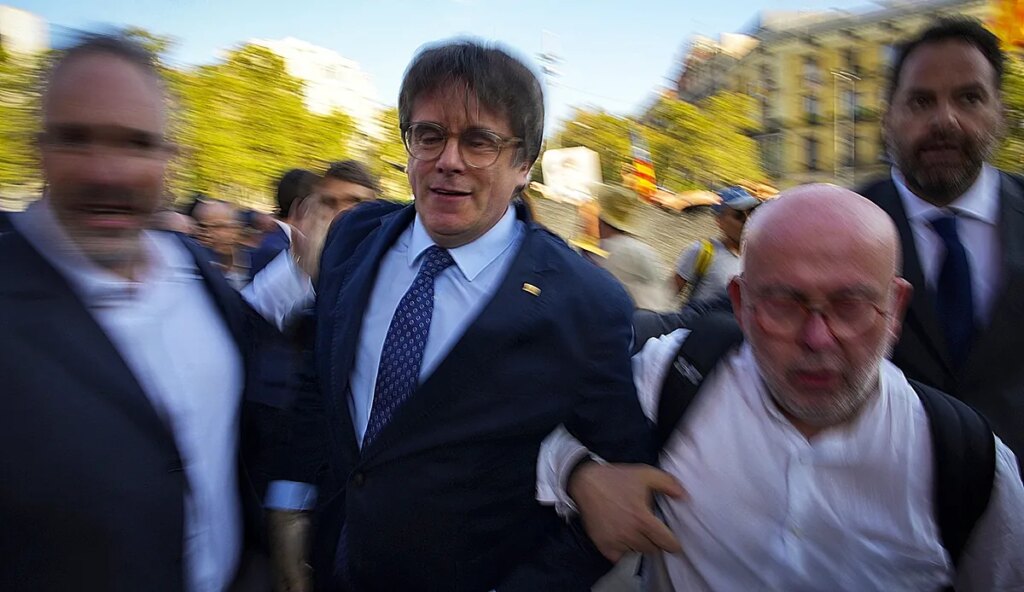 Los Mossos suspenden a los agentes que ayudaron a huir a Puigdemont y les acusan de crear "alarma social"