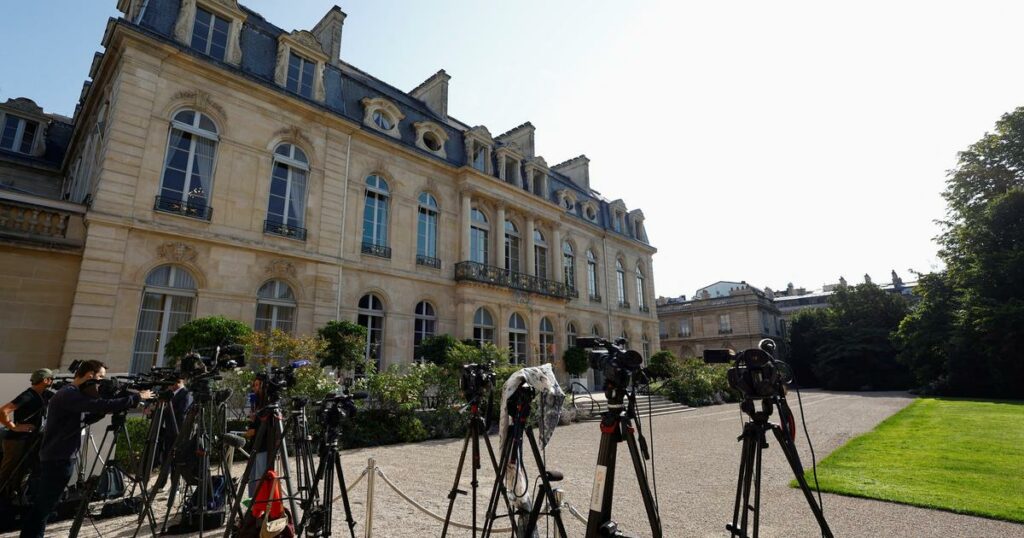 Macron écarte le NFP de Matignon et se donne encore du temps