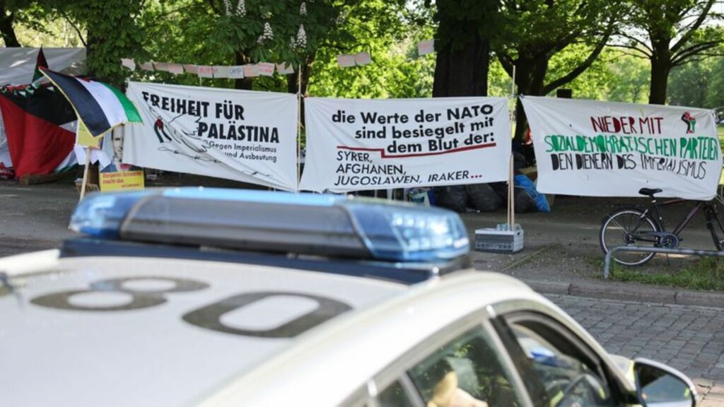 Das propalästinensische Protestcamp kann weitere zwei Wochen bleiben. (Archivbild) Foto: Christian Charisius/dpa