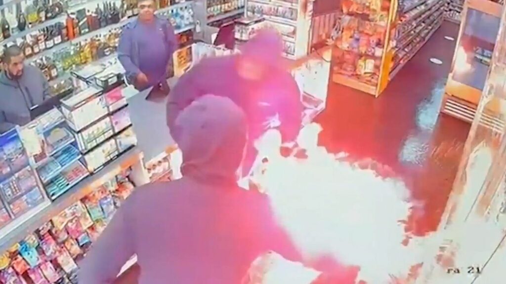 Manchester: Brandstifter wollen Kiosk abfackeln – plötzlich stehen sie selbst in Flammen