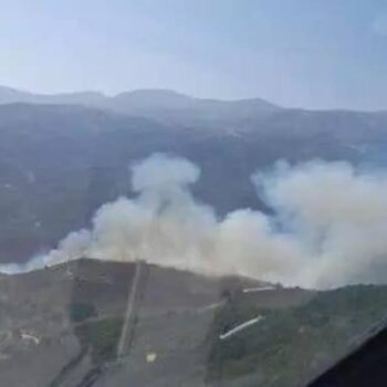 Más de 20 medios medios aéreos y terrestres trabajan en la extinción de un incendio en Candeleda (Ávila)