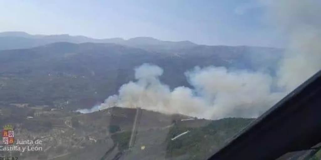 Más de 20 medios medios aéreos y terrestres trabajan en la extinción de un incendio en Candeleda (Ávila)