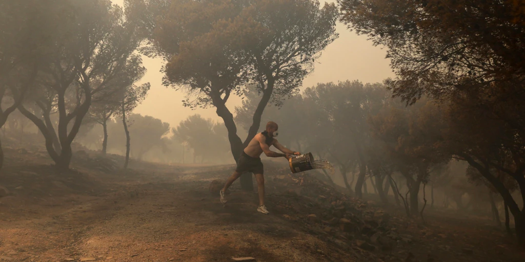 Más de 50.000 evacuados y una víctima mortal en el incendio forestal que amenaza Atenas