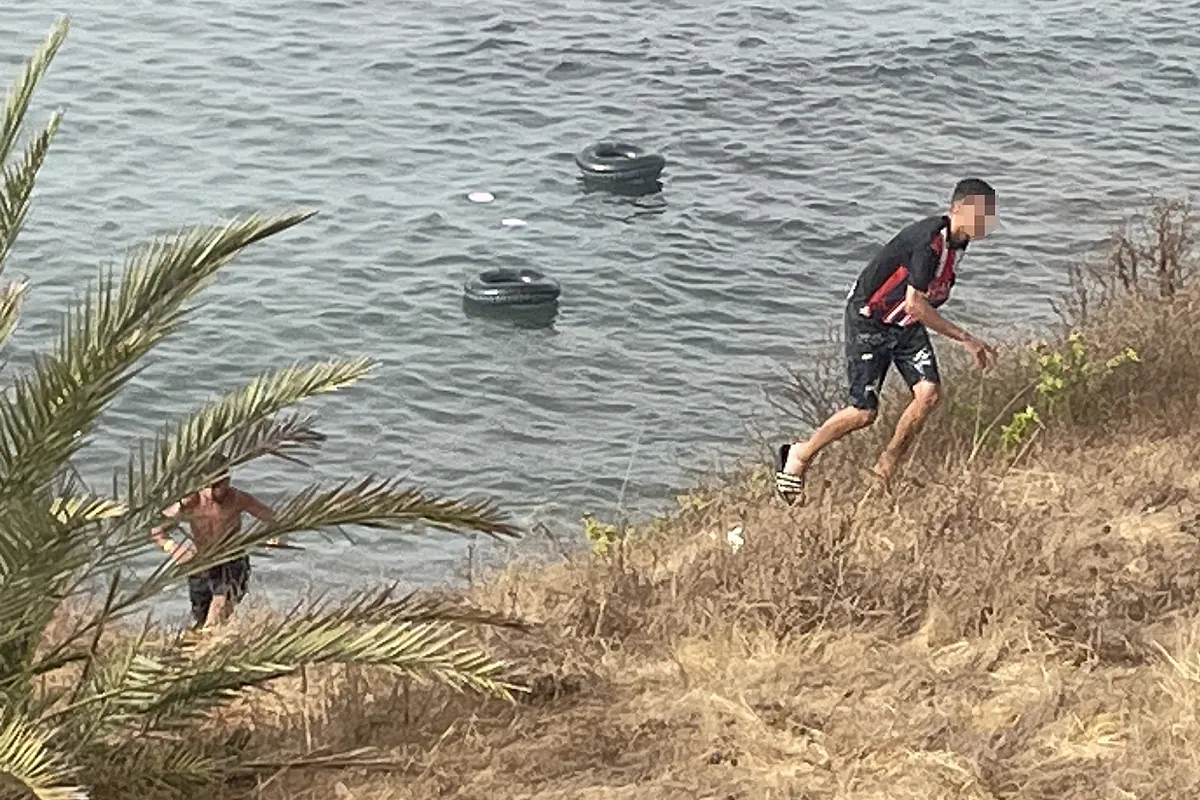 Más de una decena de menores llegan a Ceuta con flotadores tras nadar desde Marruecos