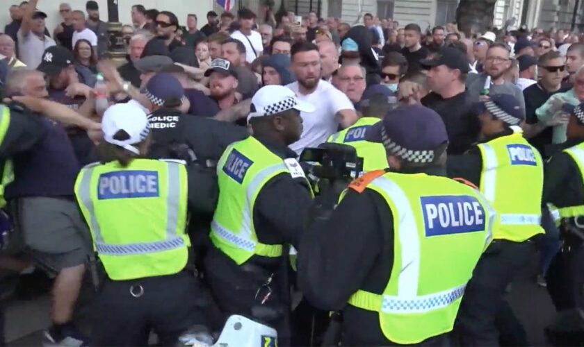 Messerangriff in Southport: Rechtsextreme Proteste erreichen London – Mordanklage gegen 17-Jährigen