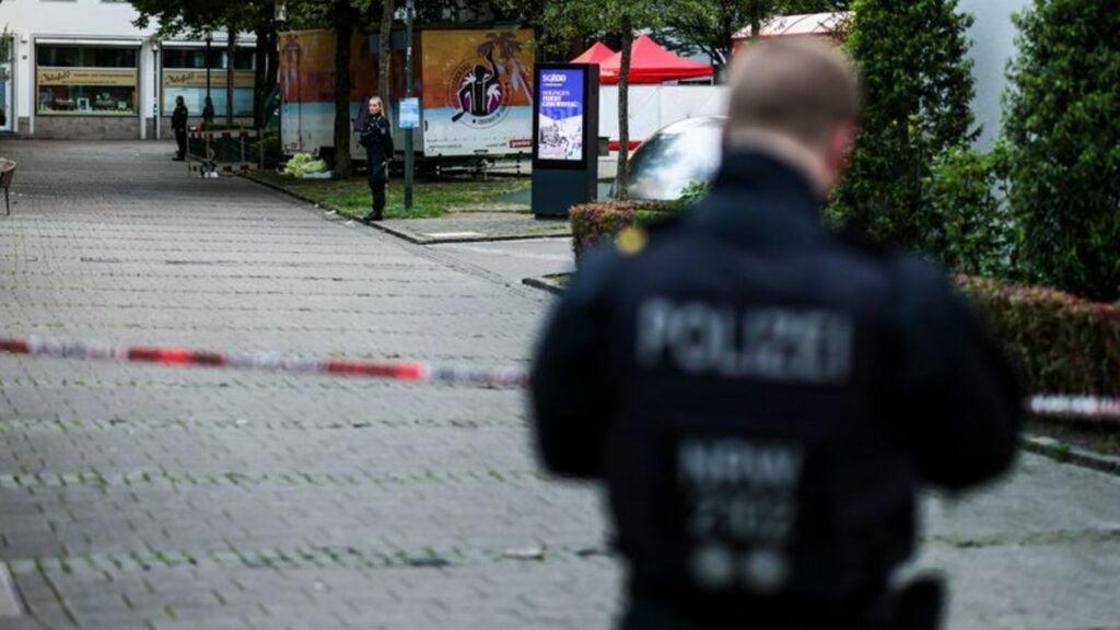 Nach dem tödlichen Messerangriff von Solingen fahndet die Polizei nach dem Täter. Foto: Christoph Reichwein/dpa