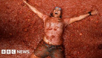 'Mind-blowing': Thousands bathe in tomato sauce at La Tomatina