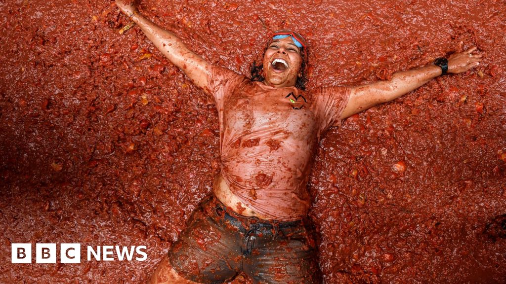 'Mind-blowing': Thousands bathe in tomato sauce at La Tomatina