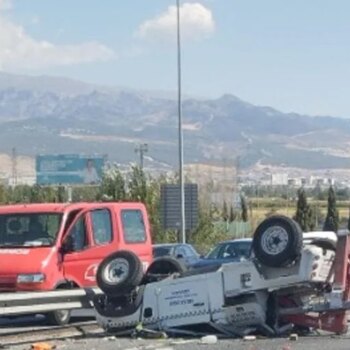 Muere el conductor de una grúa al salirse de la vía y volcar en la circunvalación de Granada