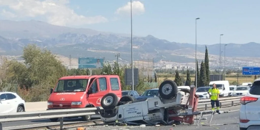 Muere el conductor de una grúa al salirse de la vía y volcar en la circunvalación de Granada