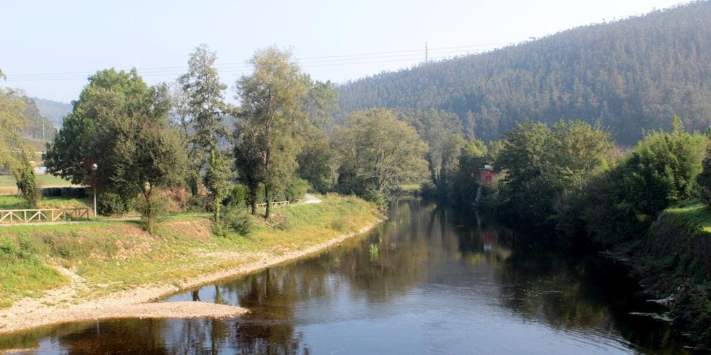 Mueren dos hombres tras salirse su coche de la carrertera y caer al río Eo, en Asturias