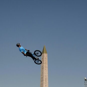 "Nez à nez avec l'obélisque": Le BMX vu par le photographe AFP Jeff Pachoud aux JO