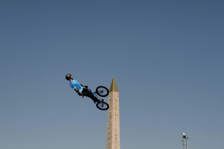 "Nez à nez avec l'obélisque": Le BMX vu par le photographe AFP Jeff Pachoud aux JO