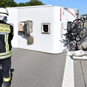 Olching: Wohnmobil mit Kindern kippt auf der Autobahn um