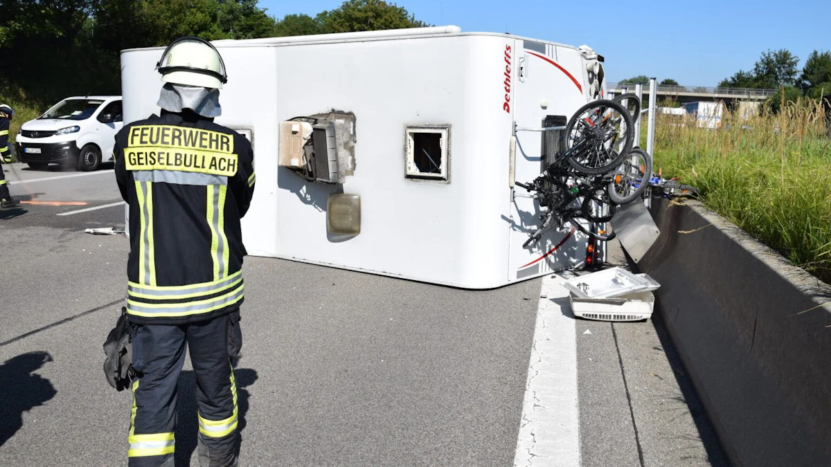 Olching: Wohnmobil mit Kindern kippt auf der Autobahn um