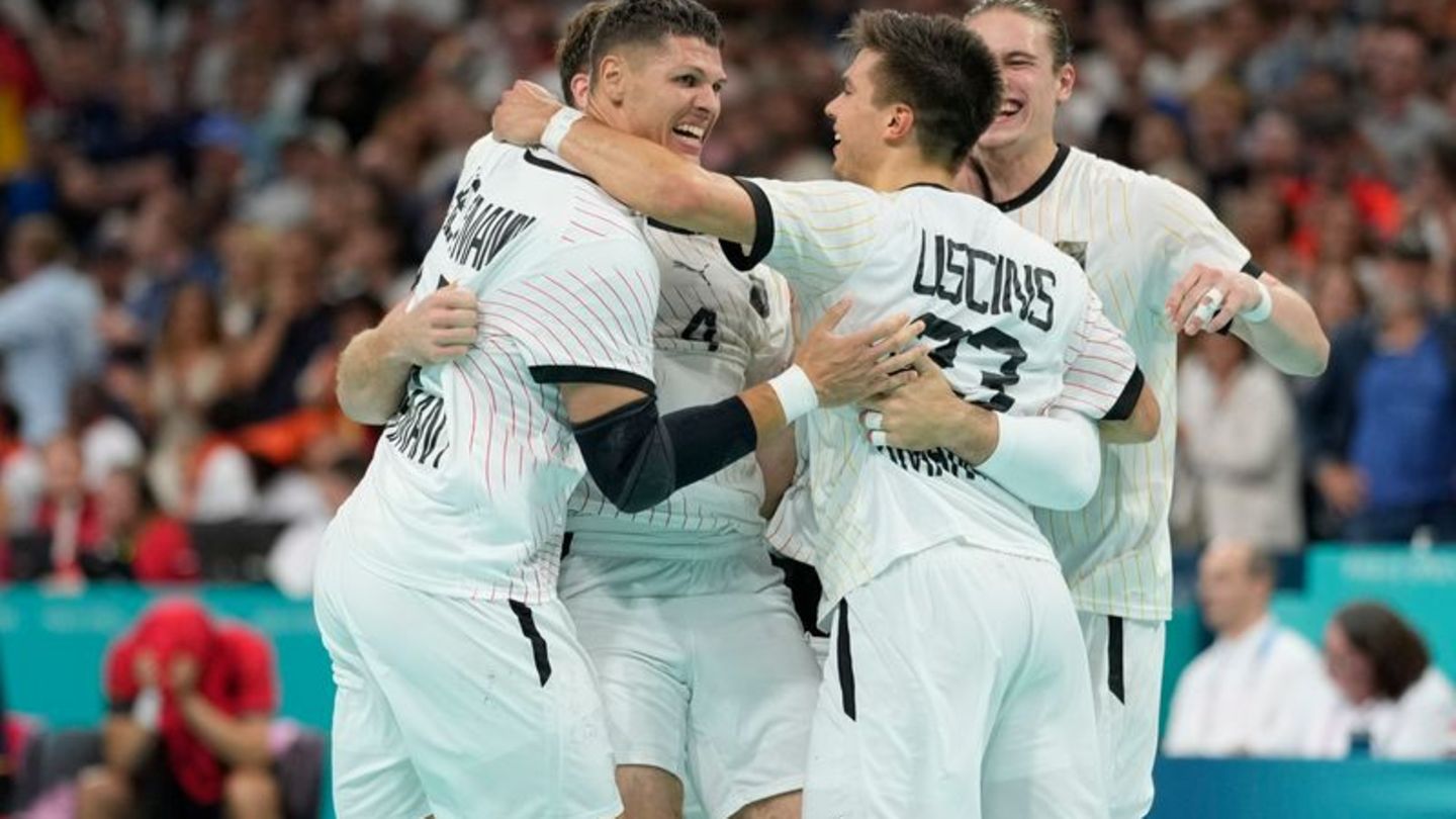 Die Handballer feiern bei den Olympischen Spielen den größen Erfolg seit dem EM-Titel 2016. Foto: Aaron Favila/AP/dpa