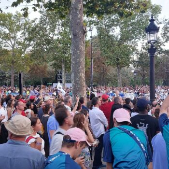 « On n’était pas là pour les JO, on a regretté » : sur les Champs-Élysées, la deuxième chance des spectateurs