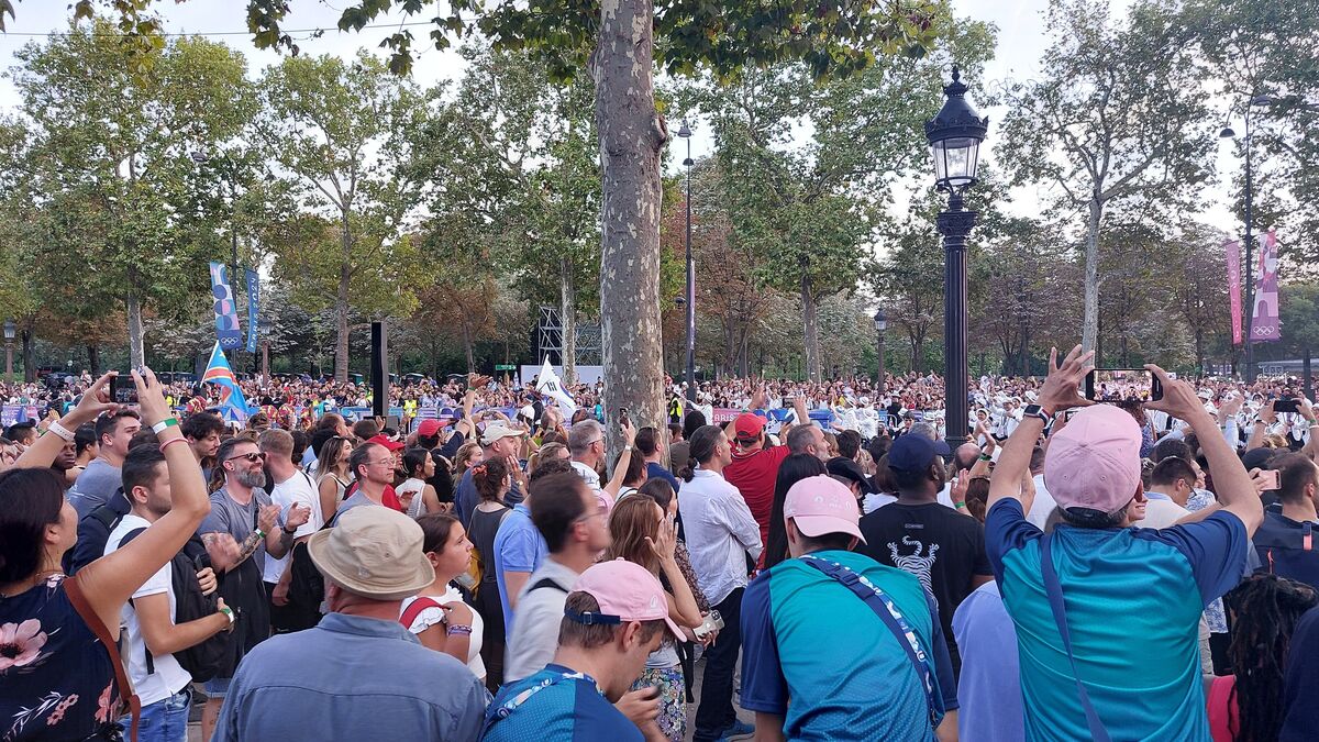 « On n’était pas là pour les JO, on a regretté » : sur les Champs-Élysées, la deuxième chance des spectateurs