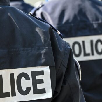 Paris : trois policiers hors service interpellés après avoir tiré en l’air avec des armes de poing