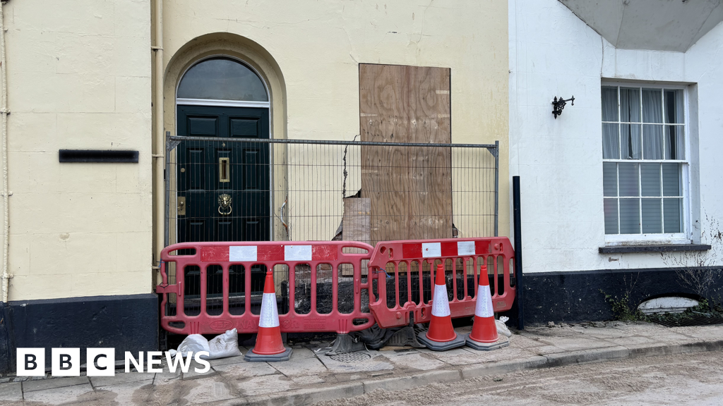 Pedestrians and driver dead after seaside town crash