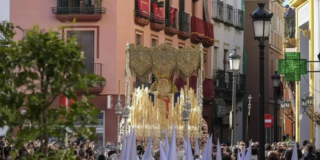 Pedro Manzano comprueba el estado de conservación de la Virgen de la Aurora y el Amor