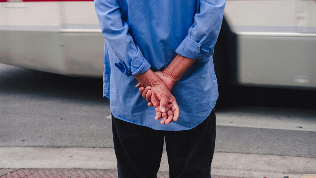 Persuadé que le conducteur de bus est une star, il le stalke pendant soixante ans