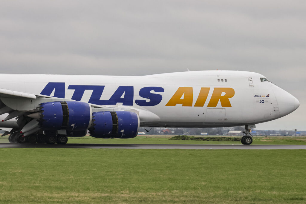 Pneus éclatés et roues endommagées: Un Boeing 747 cargo a subi un atterrissage d'urgence au Japon