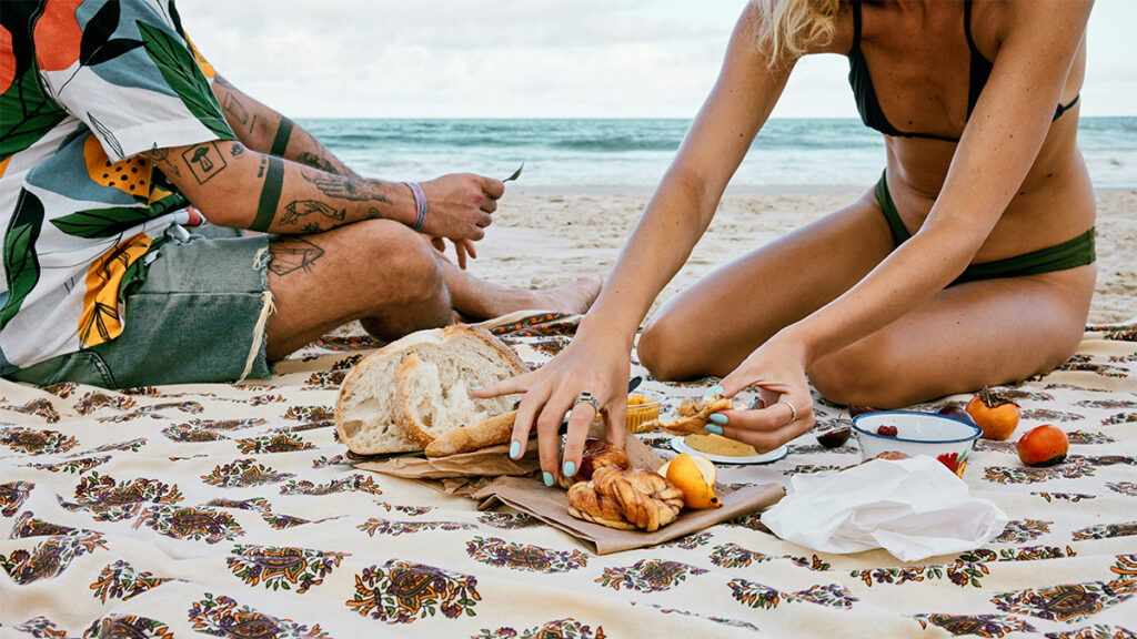 Pourquoi a-t-on particulièrement faim sur la plage? La science l'explique