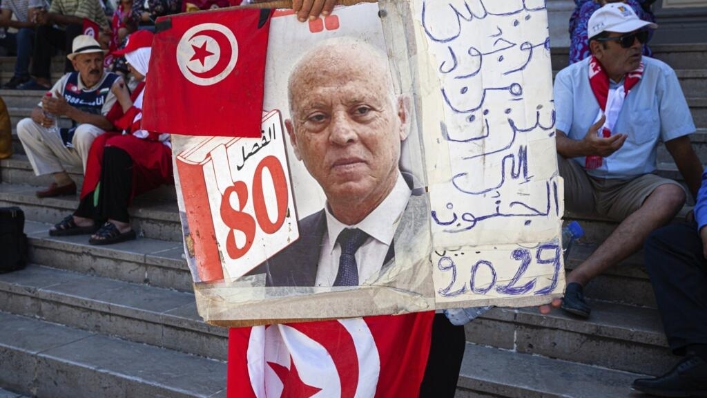 Présidentielle en Tunisie : “Kaïs Saïed est un populiste critique de la démocratie représentative”