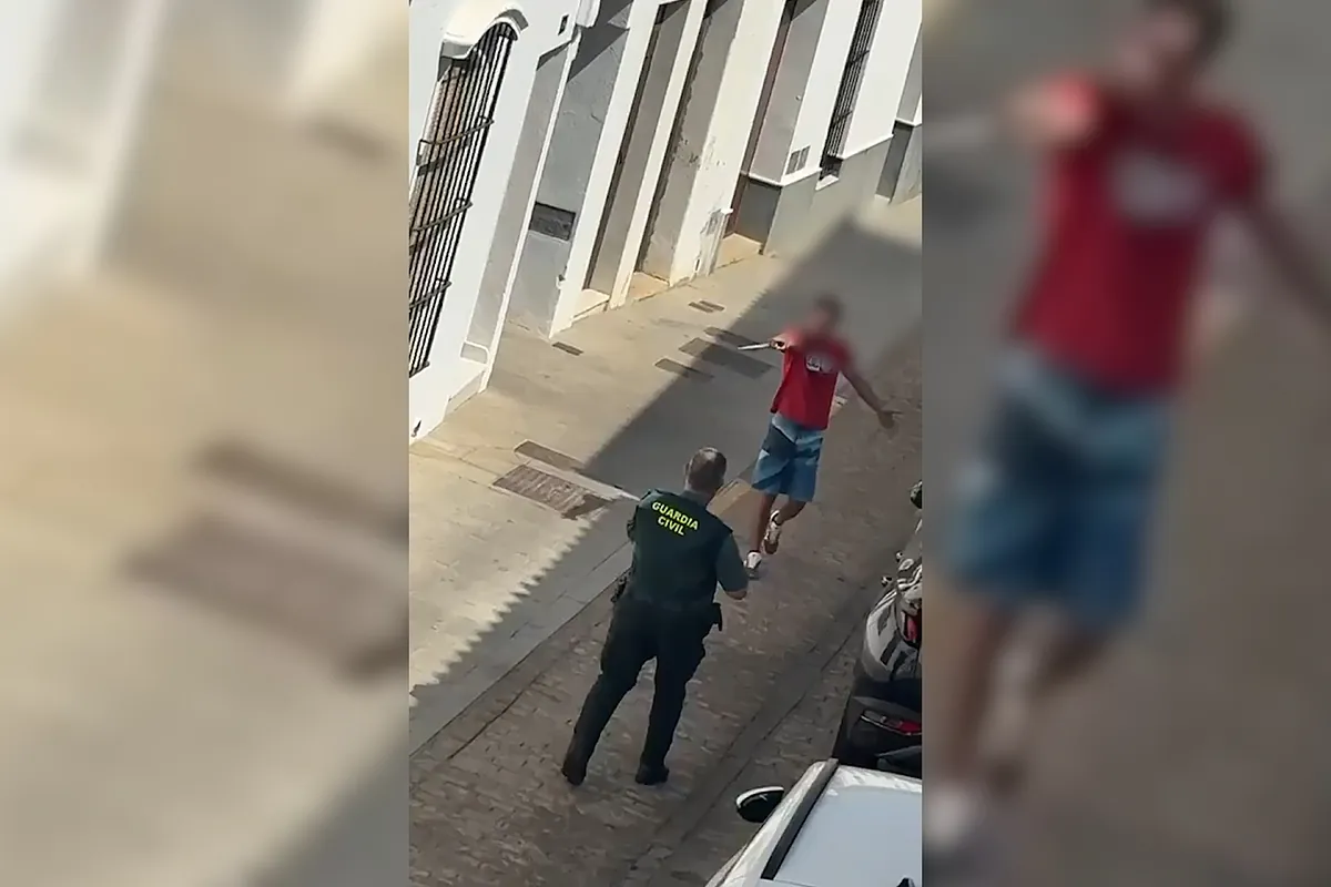 Prisión por amenazar con un cuchillo a policías y atrincherarse en Fregenal de la Sierra, Badajoz