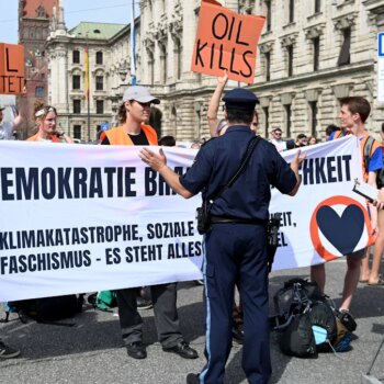 Protest gegen Klimapolitik: „Letzte Generation“ blockiert Straße am Stachus