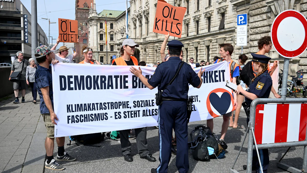 Protest gegen Klimapolitik: „Letzte Generation“ blockiert Straße am Stachus