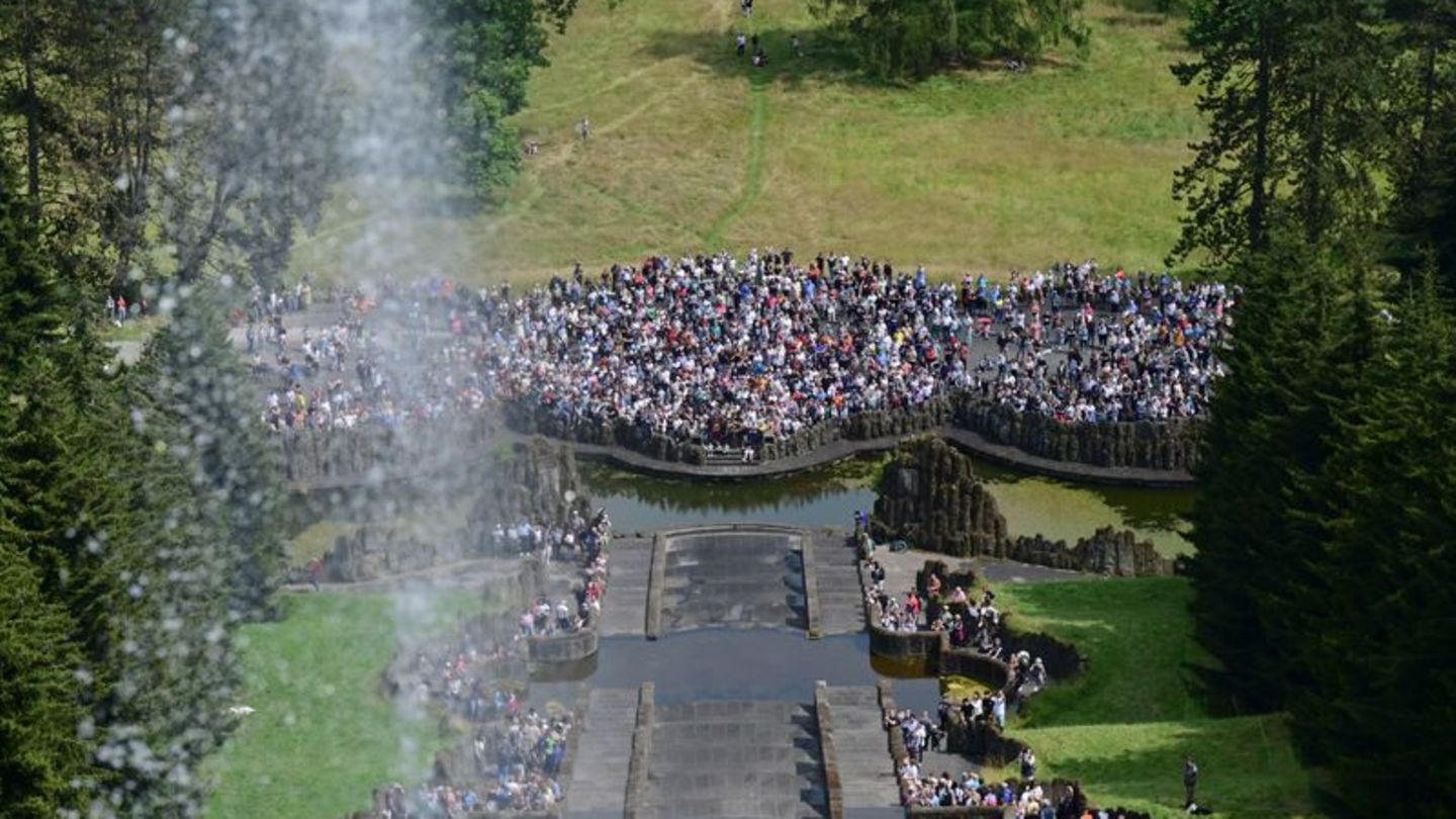 So sehen die Wasserspiele im Bergpark Wilhelmshöhe normalerweise aus (Archivbild). Foto: Uwe Zucchi/dpa