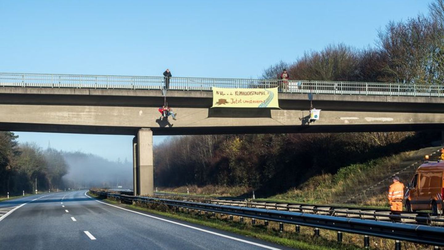 Der Berufungsproess gegen vier Klimaaktivisten, die an der Abseilaktion beteiligt gewesen sein sollen, wird ausgesetzt (Archivbi